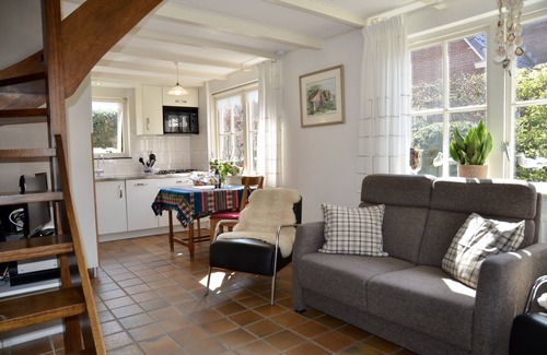 Schoorldam Casa | ESCUELA: Bastante pequeña casa de vacaciones con un hermoso jardín y terraza cubierta.