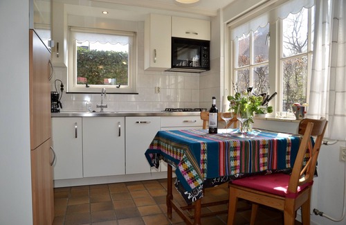 Schoorldam Casa | ESCUELA: Bastante pequeña casa de vacaciones con un hermoso jardín y terraza cubierta.