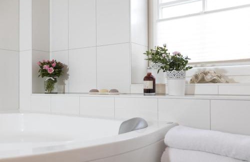 Greetsiel Apartamento | Schwalbennest Greetsiel für bis zu 6 Personen mit Kaminofen, Whirlpool und Sauna - Haustiere herzlich willkommen, nah am Hafen