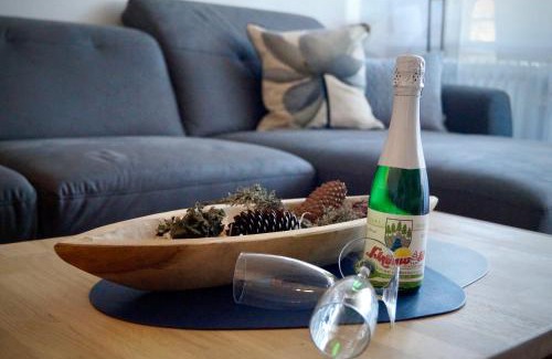 Schoenwald Apartamento | Schwarzwald geht immer Fewo 60 qm mit großem Südbalkon, WLAN und Magenta TV