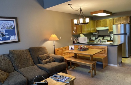 Sandpoint Condominio | Schweitzer Mountain True Ski en Ski Out Condo