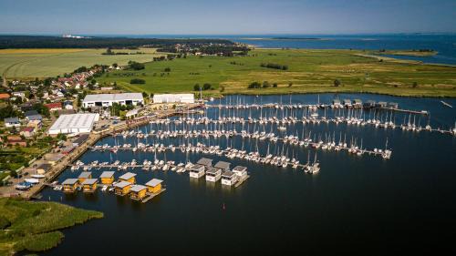 Kroeslin Complejo | Schwimmende Häuser im BALTIC SEA RESORT