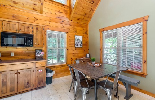 Millersburg Cabina | Scotch Pine . Trailside Lodging