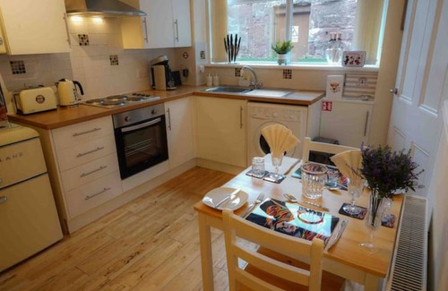 Murthly Cabaña | Scot’s themed cottage ,super king bed, ideal location. Pet friendly.