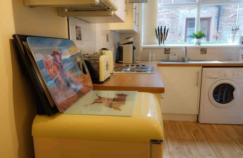 Murthly Cabaña | Scot’s themed cottage ,super king bed, ideal location. Pet friendly.