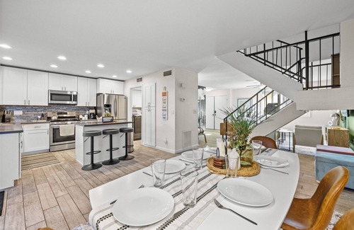 Entertainment District Casa | Scott Pad - Remodeled space, centrally located, large pool!