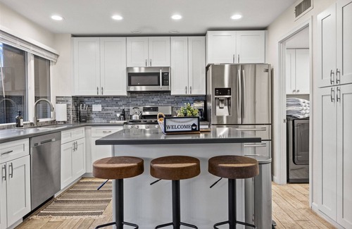Entertainment District Casa | Scott Pad - Remodeled space, centrally located, large pool!