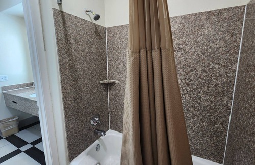 Clodine Hotel | Scottish Inns & Suites Sam Houston Pkwy