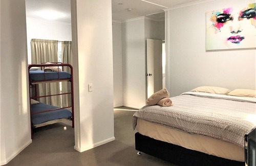 Scotts Head Casa | Scotts Head Surf Shax # 2 Bungalow rojo. ¡El lugar ideal para una escapada a la playa!
