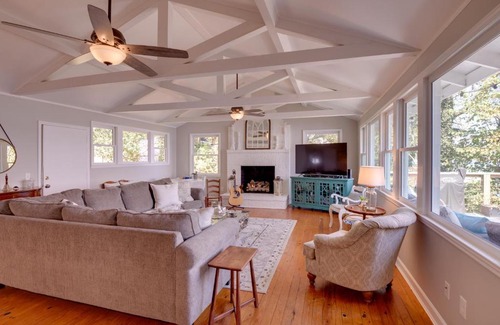 Groveoak Casa | Scottsboro Vacation Rental on Guntersville Lake!