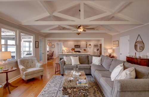 Groveoak Casa | Scottsboro Vacation Rental on Guntersville Lake!