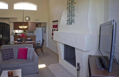 Arcadia Condominio | Scottsdale 2BR Captivating Condo with Outdoor Pool