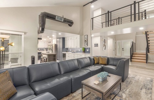 Central Scottsdale Casa | Scottsdale Retreat w/Pool, Games & Putting Green!