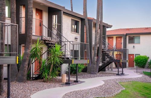 South Scottsdale Apartamento | Scottsdale's premium short term getaway, Fully furnished 1 bedroom homes, FREE Golf, cable, utilities, Wi-Fi, parking, pool, and bike trails- Unit 112 apts