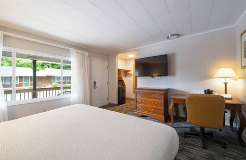 Lake George Hotel | Scotty's Lakeside Resort