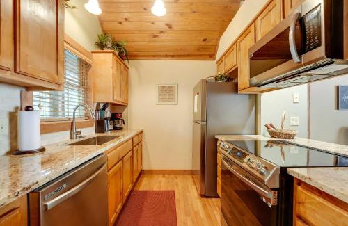 Branson West Casa | Screened Deck Cozy Branson West Cabin!