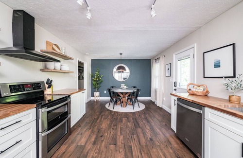 Lynchburg Casa | Screened-in Hot Tub, Clean, 5 min to LU + Shopping!