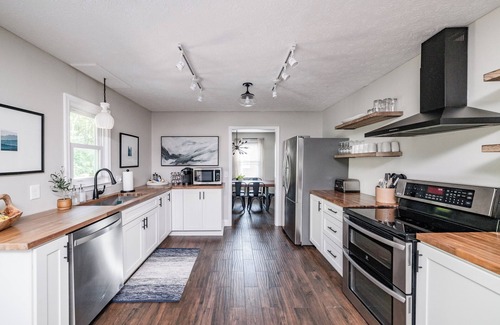 Lynchburg Casa | Screened-in Hot Tub, Clean, 5 min to LU + Shopping!