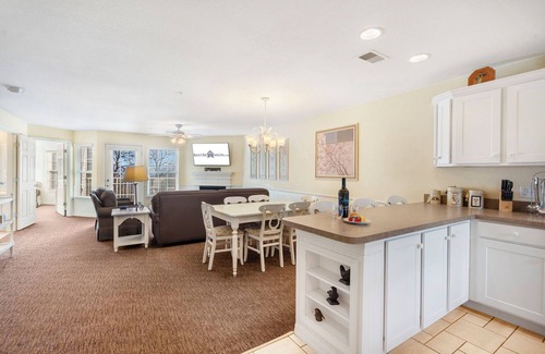 Kimberling City Condominio | Screened In Porch-Expansive Condo-Outdoor Pool-Table Rock Lake Access-Free Attraction Tickets