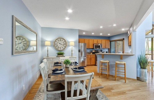 Fontana Condominio | Screened-in Porch on 10th Fairway at Abbey Springs |Pools |Tennis/Racquetball |Clubhouse |Restaurant
