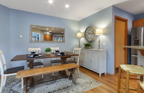 Fontana Condominio | Screened-in Porch on 10th Fairway at Abbey Springs |Pools |Tennis/Racquetball |Clubhouse |Restaurant