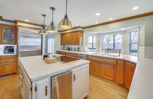 Lake Catherine Villa | Screened-In Porch w/ Views: Hot Springs Getaway!