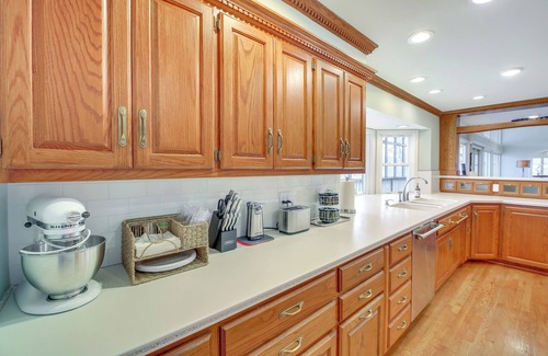 Lake Catherine Villa | Screened-In Porch w/ Views: Hot Springs Getaway!