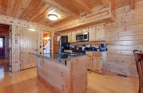 White Oak Lodge Cabina | Hideaway de Marlene, 3 habitaciones, piscina, jacuzzi, chimenea, Wi-Fi, para 6 personas
