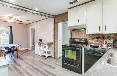 Jasper Heights Casa | Screened Patio and Fire Pit Peaceful Marshall Home