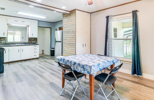Jasper Heights Casa | Screened Patio and Fire Pit Peaceful Marshall Home