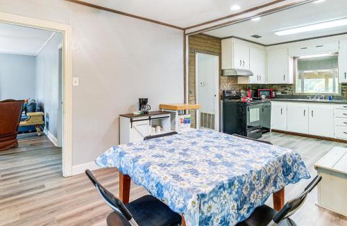 Jasper Heights Casa | Screened Patio and Fire Pit Peaceful Marshall Home