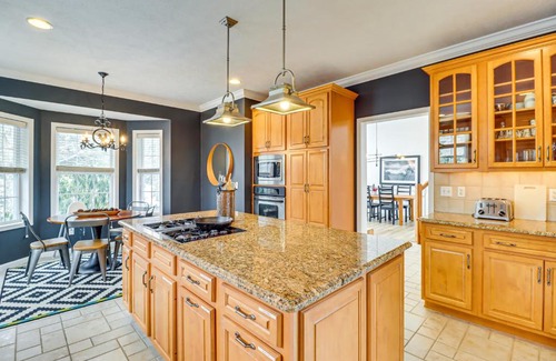 Pocono Pines Casa | Screened Porch and Fire Pit Spacious Pocono Retreat