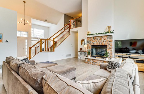 Pocono Pines Casa | Screened Porch and Fire Pit Spacious Pocono Retreat