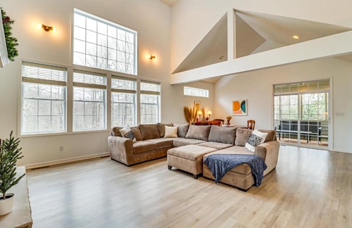 Pocono Pines Casa | Screened Porch and Fire Pit Spacious Pocono Retreat