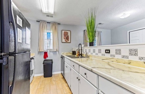 Pooler Casa | Screened Porch, Firepit, Patio! Peaceful in Pooler