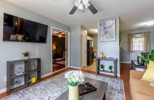 Pooler Casa | Screened Porch, Firepit, Patio! Peaceful in Pooler