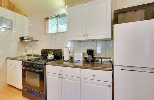 Mongaup Valley Cabina | Screened Porch & Pool: Cabin Near Bethel Woods!