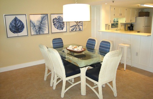 Fort Walton Beach Condominio | SD708: RECIENTEMENTE REMODELADO - Amplio, piso superior, condominio frente a la playa, balco de 30 '