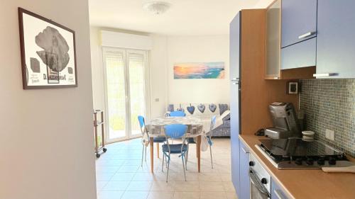 Senigallia Apartamento | SE182 - Senigallia, trilocale fronte mare con balcone e posto auto