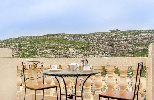 Xlendi Casa | Sea and Cliff Views in a Modern Apt w Terrace