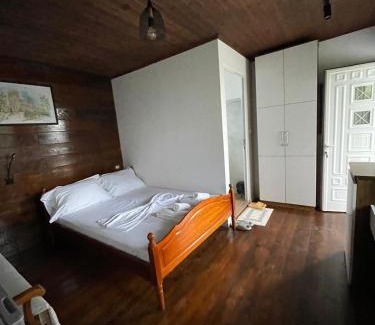 Qazim Pali Apartamento | SEA bed and restaurant 1