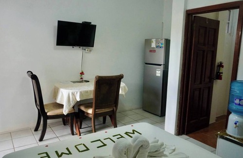 Ciudad de Belice Apartamento | Sea Belize Relaxing Studio w Sea View Pool & Overwater Deck Near Airport, 1st FL