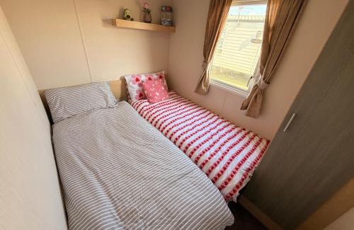 Crimdon Otro | Sea Bliss Beachfront Caravan, 2 Bed King Ensuite, Sleeps 6, Wrap Decking, Crimdon Dene