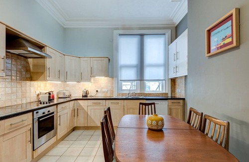 St Leonards-On-Sea Apartamento | Un impresionante apartamento frente al mar con amplias vistas al mar.
