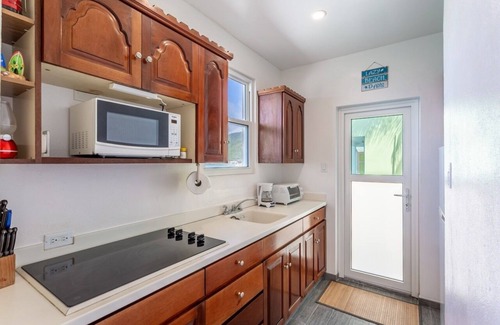 West End Condominio | Sea Breeze - AppleSurf! Beachfront one bedroom in Apple Bay