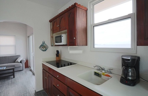 West End Condominio | Sea Breeze - AppleSurf! Beachfront one bedroom in Apple Bay