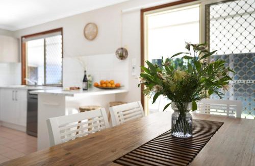 Mudjimba Casa | Sea Breeze Cottage at Mudjimba - Pet friendly