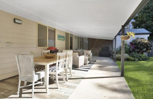 Mudjimba Casa | Sea Breeze Cottage at Mudjimba - Pet friendly