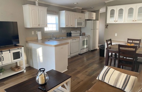 Bayshore Gardens Cabaña | Sea Breeze Cottage