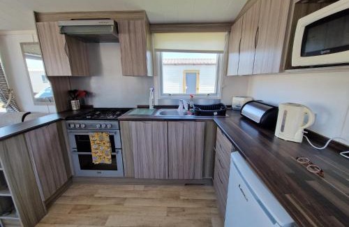 Aberystwyth Casa | Sea Breeze Retreat 2 Bedroom Pet Friendly Caravan in Clarach Bay